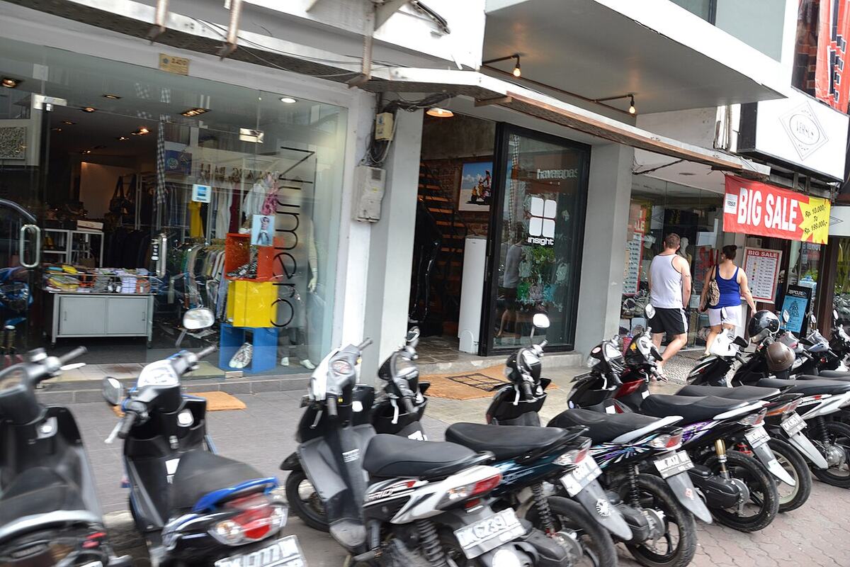 Motor sewaan berjajar di depan toko di Bali