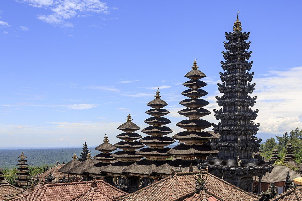Meru-meru Pura Besakih di lereng Gunung Agung