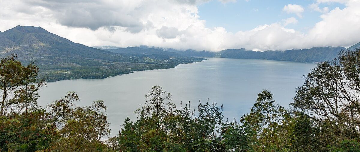Danau Batur dan perbukitan Kintamani
