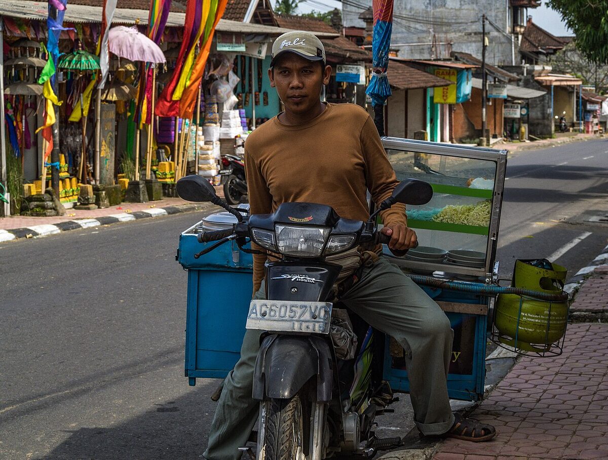 Pengendara skuter pengantar barang di jalan Ubud