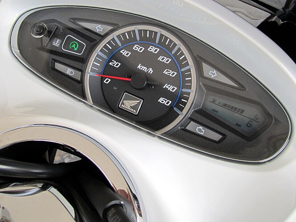 Panel instrumen skuter Honda PCX: kecepatan dan indikator bensin