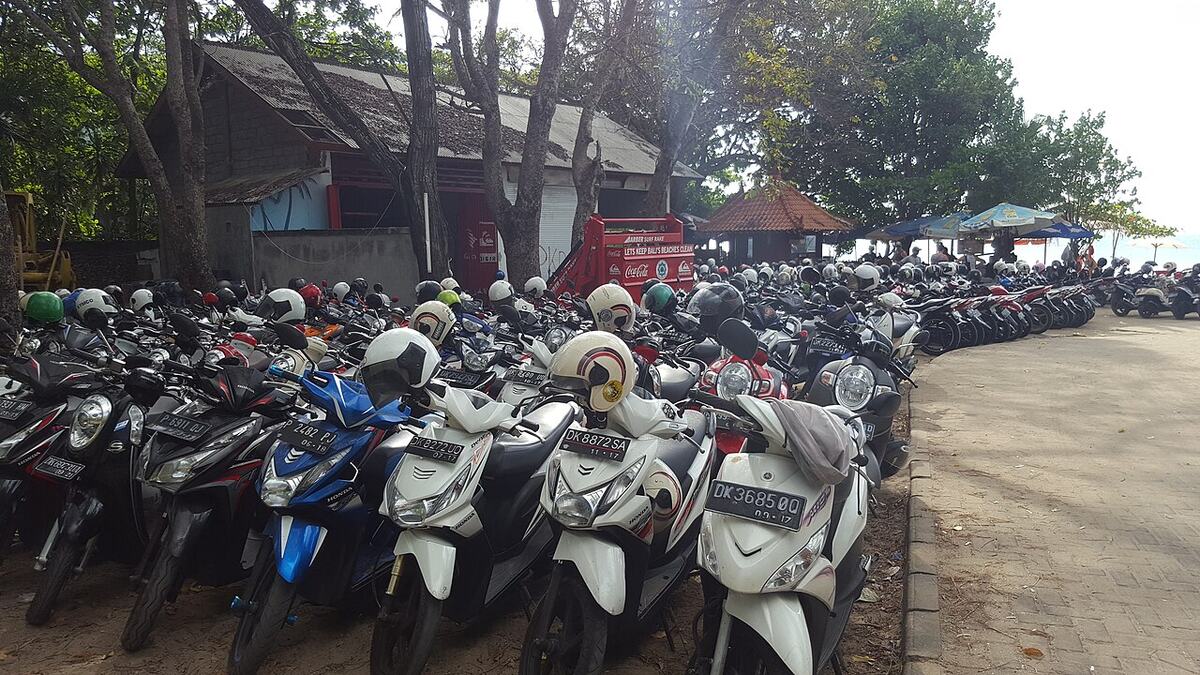 Parkir motor di kawasan Kuta, Bali