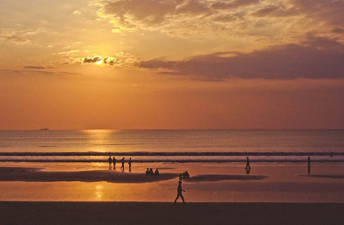 Matahari terbenam di Pantai Kuta