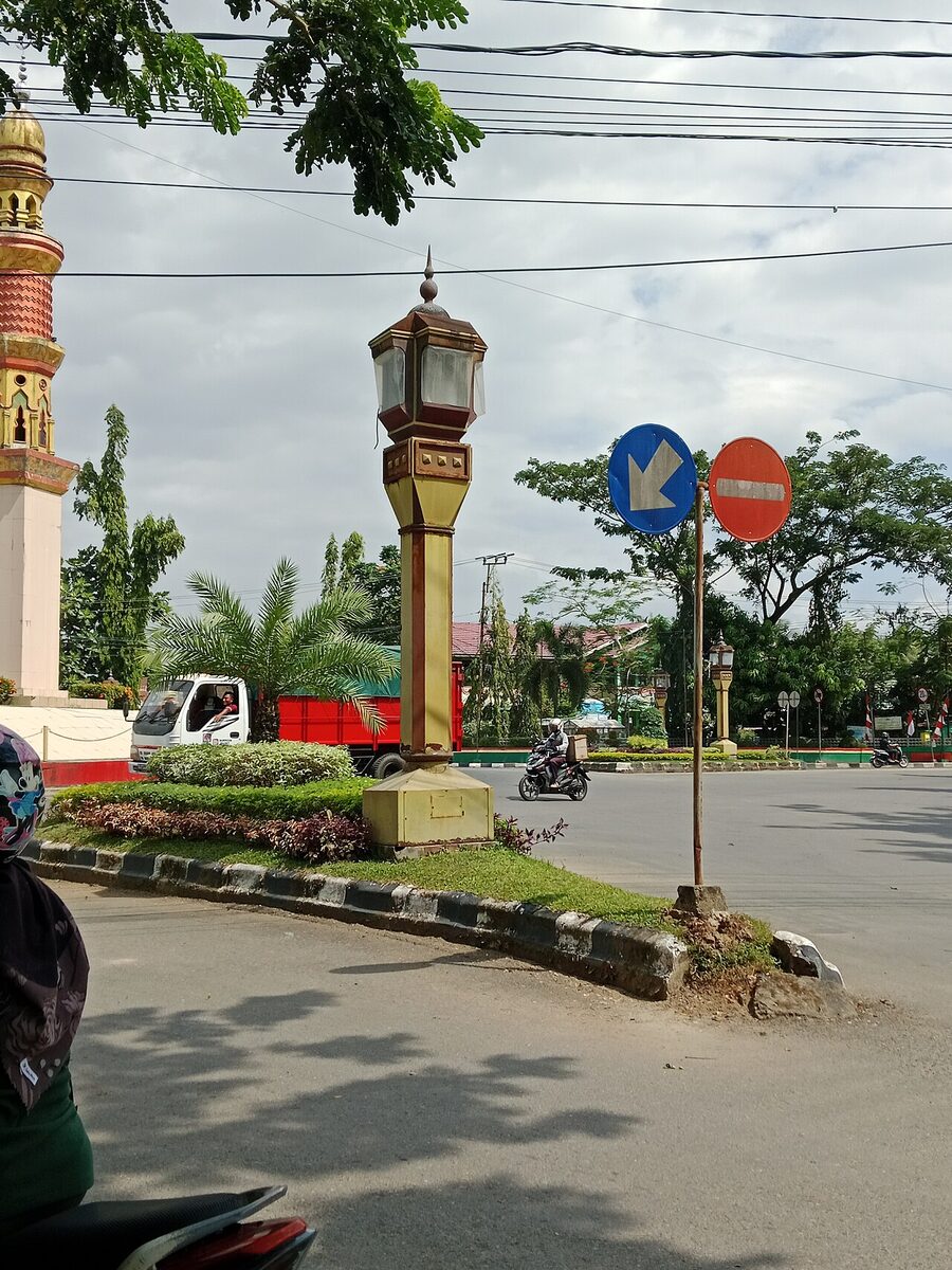 Rambu lalu lintas di tepi jalan