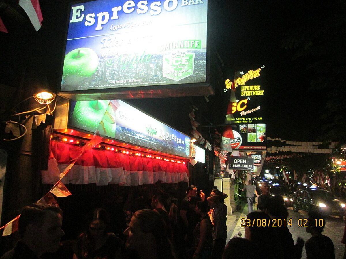 Jalan Legian di Kuta pada malam hari, dipenuhi toko dan tempat hiburan