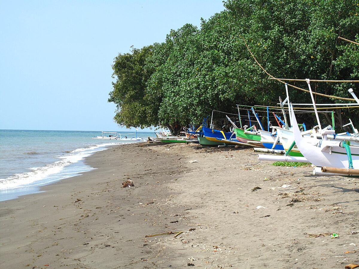 Pantai Lovina dengan perahu jukung