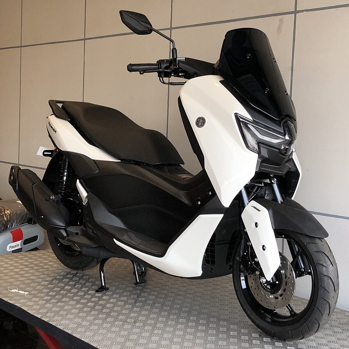 Yamaha NMAX 155 warna putih