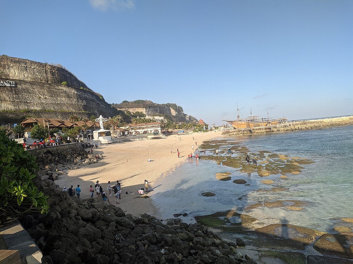 Pantai Melasti dengan tebing kapur, Ungasan