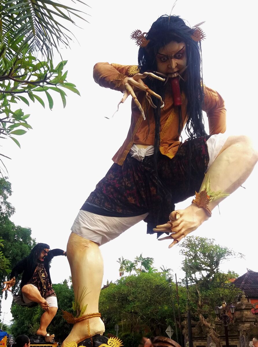Ogoh-ogoh diarak saat malam pengerupukan sebelum Nyepi di Ubud