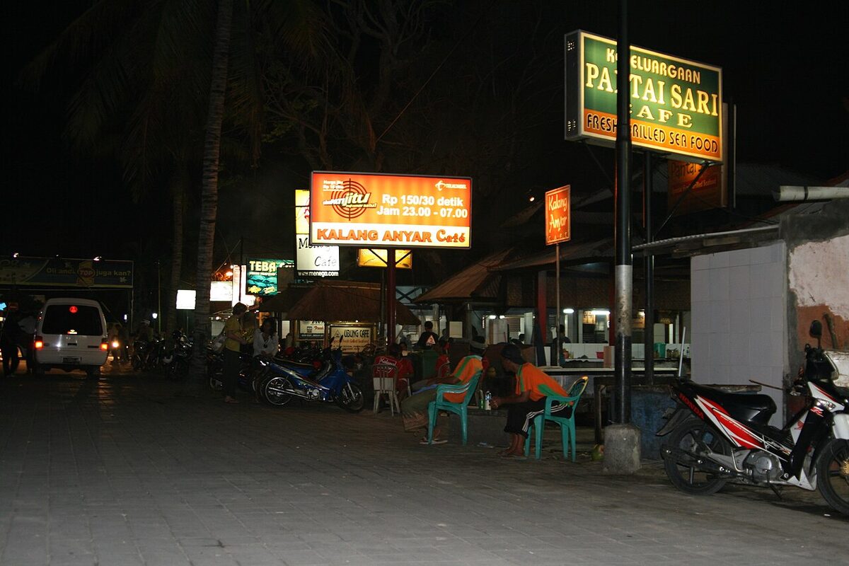 Area parkir kafe di kawasan Pantai Jimbaran pada malam hari