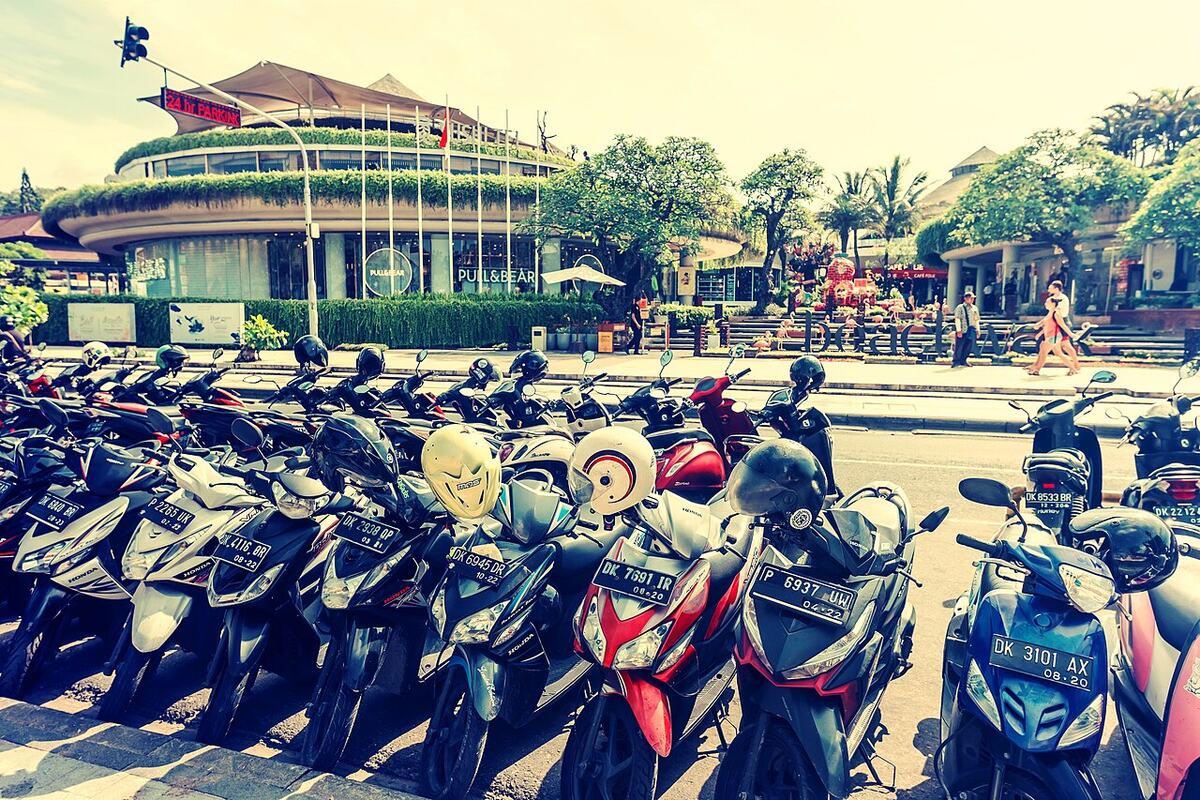 Deretan motor matic terparkir di Bali