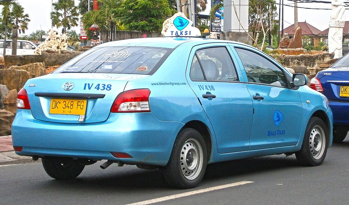 Taksi berwarna biru di jalan Kuta, Bali