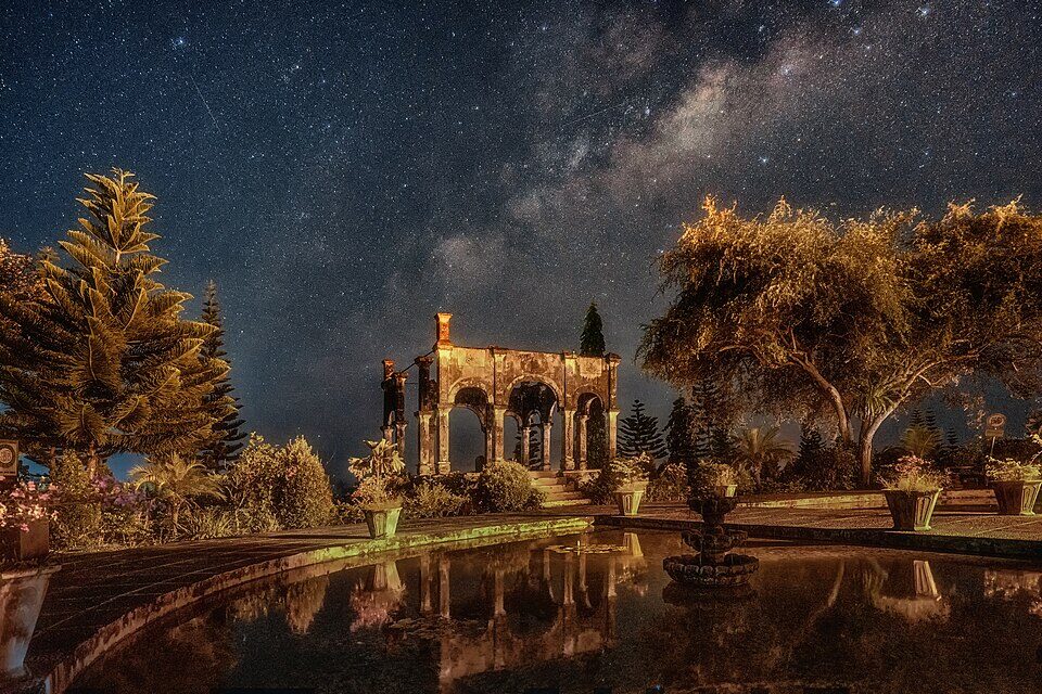 Taman Ujung (Taman Soekasada Ujung) di malam berbintang, Karangasem