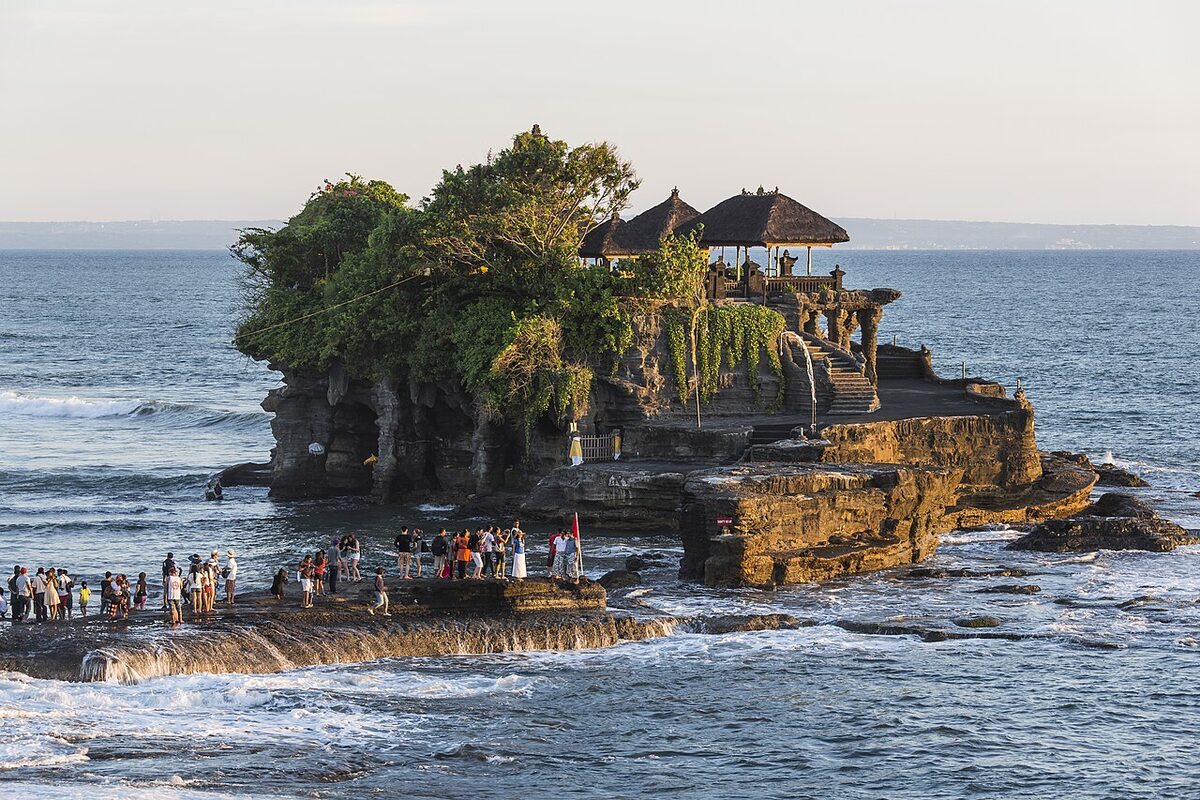 Pura Tanah Lot di atas batu karang tepi laut, Tabanan