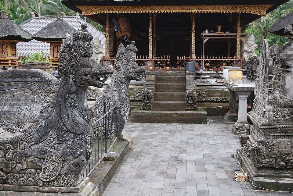 Gerbang dan arca di Pura Tirta Empul, Tampaksiring