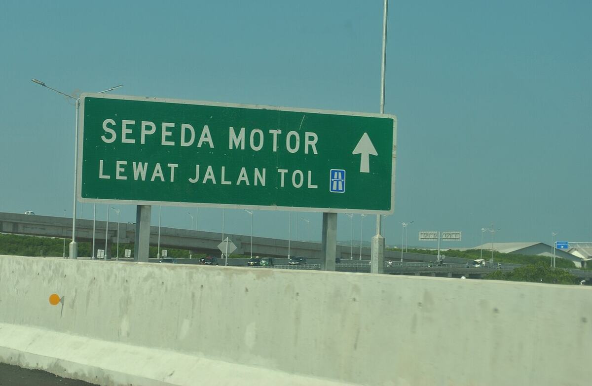 Rambu jalur sepeda motor Tol Bali Mandara