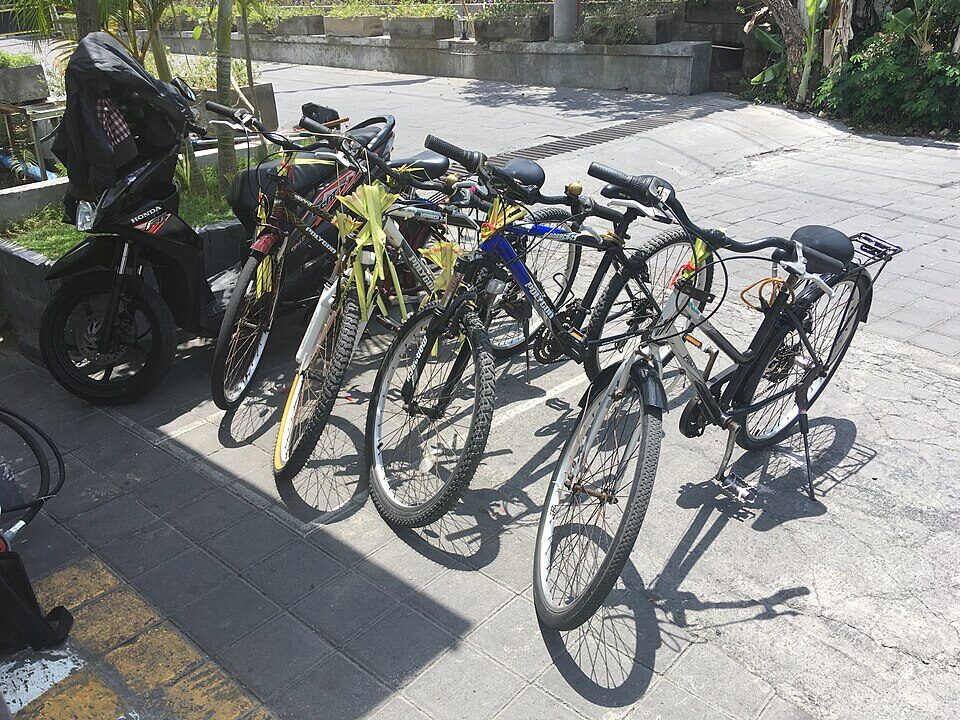 Sepeda dan motor diberi sesajen saat Tumpek Landep di Seminyak