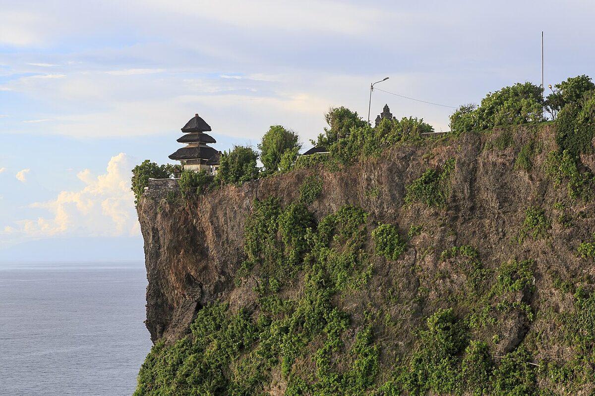 Pura Luhur Uluwatu di atas tebing karang