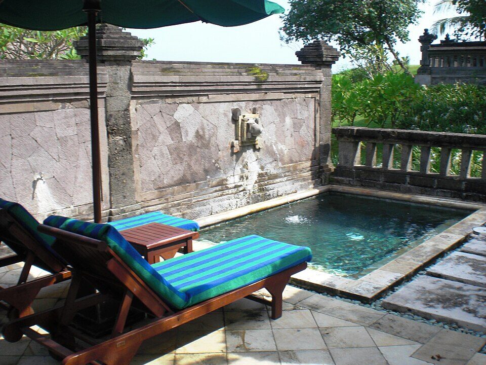 Kolam renang pribadi sebuah villa di Bali