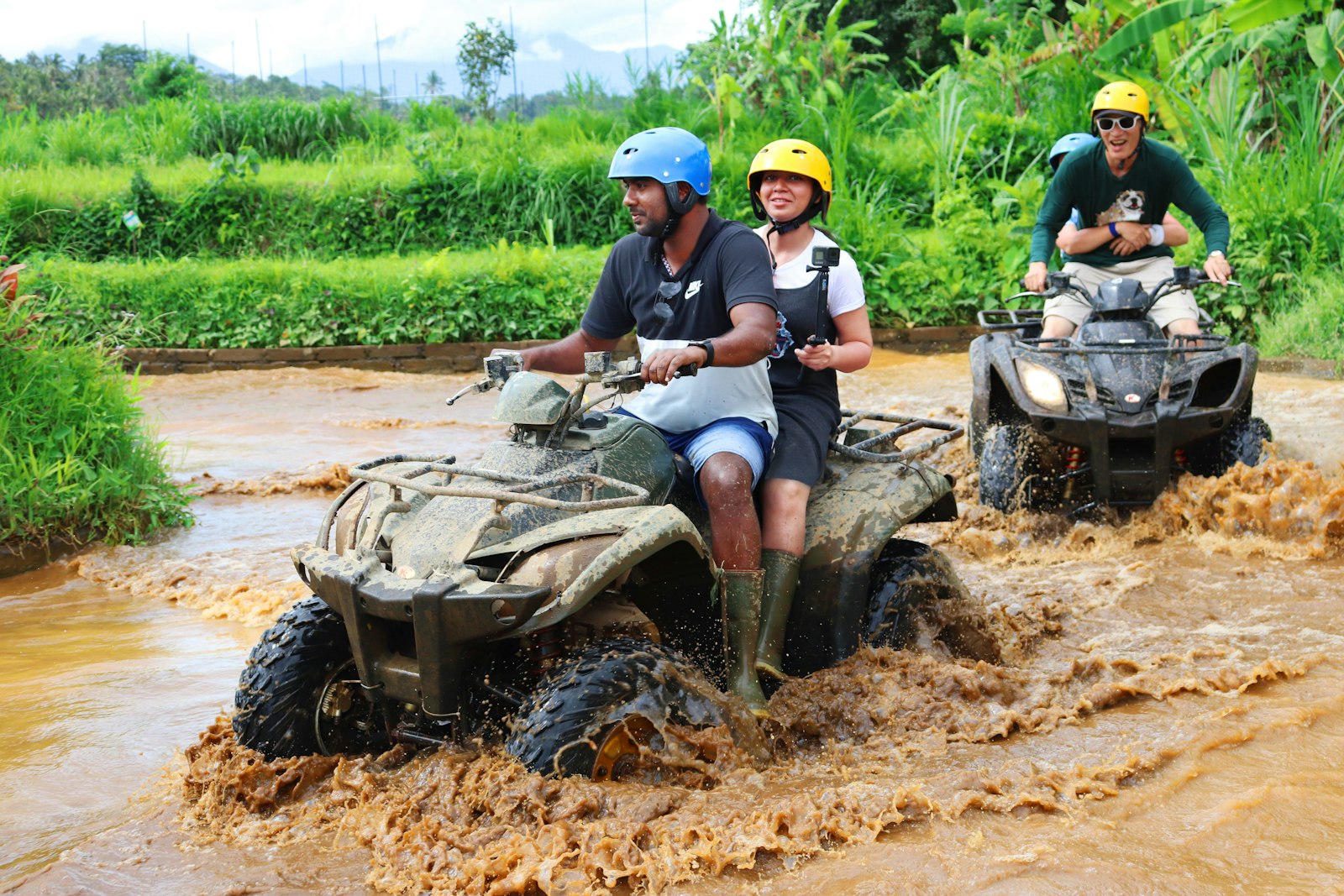 Naik ATV melewati sawah berlumpur di Bali