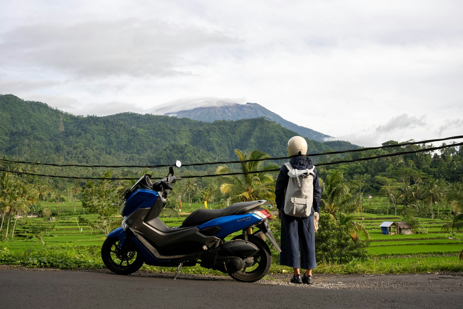 Wisatawan dan motor di jalan pegunungan Bali