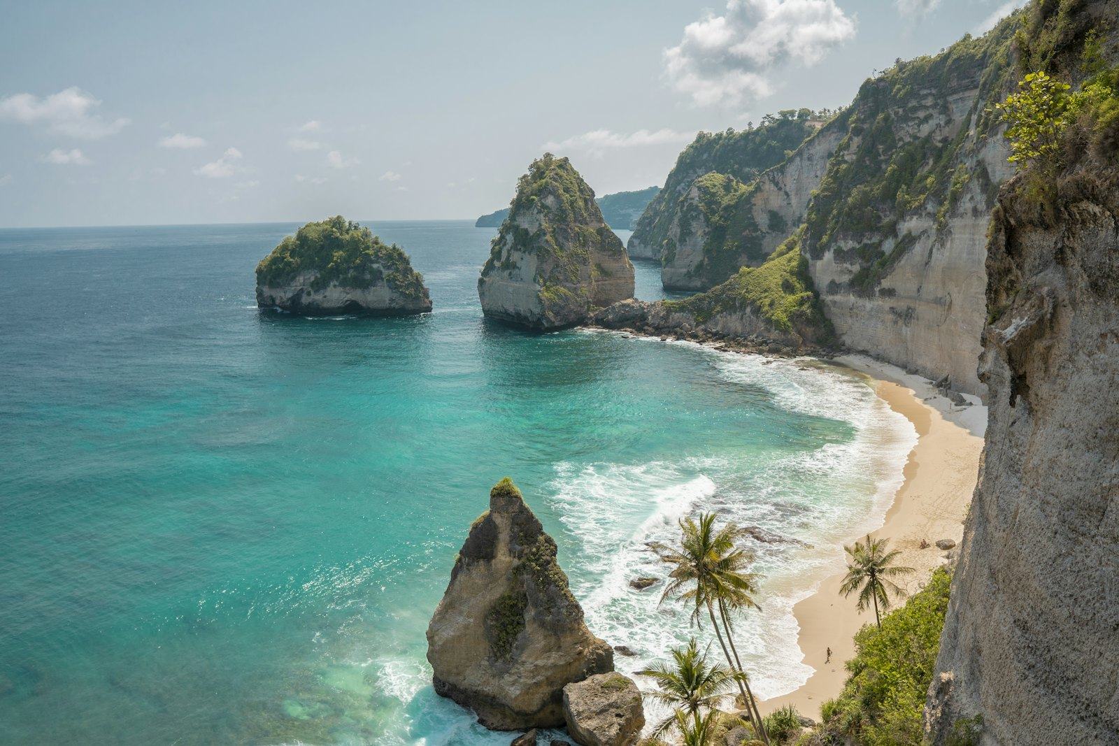 Pantai Atuh dengan tebing karang di Nusa Penida