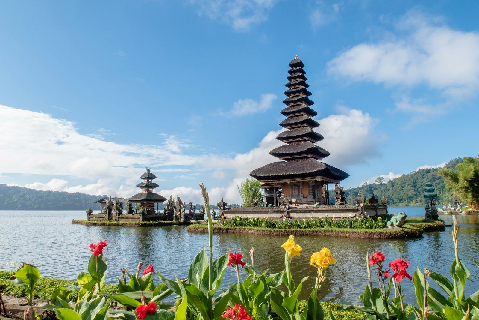 Pura Ulun Danu Beratan dengan taman bunga