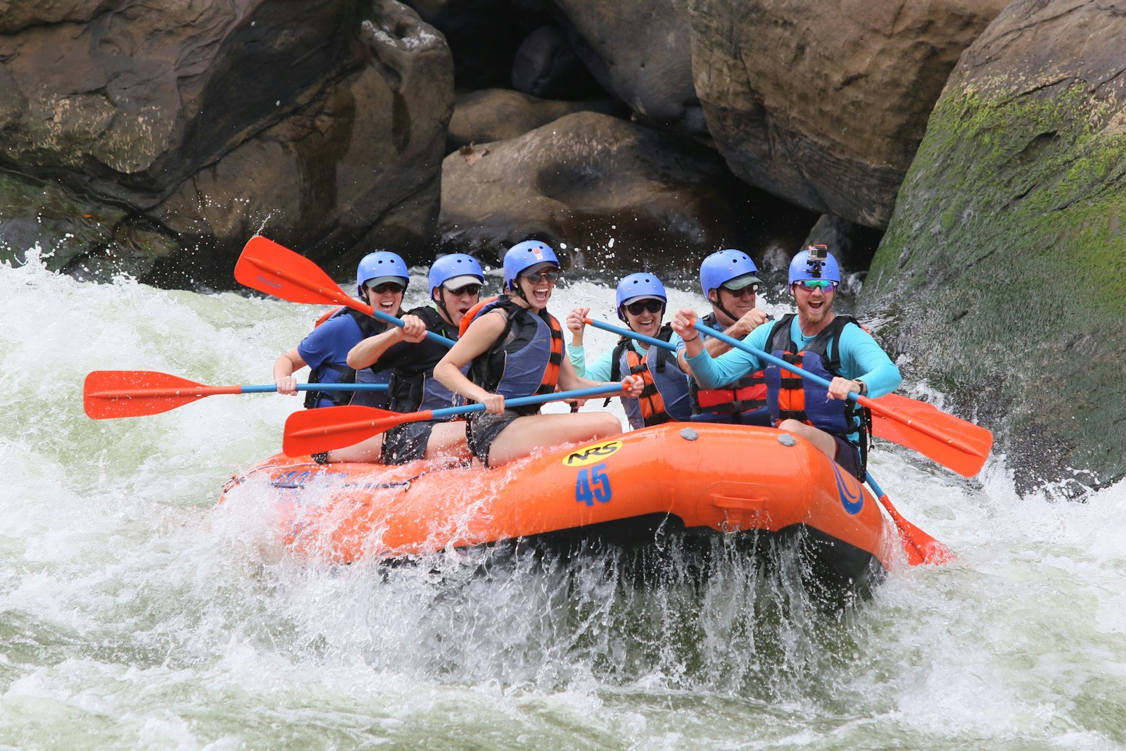 Arung jeram di sungai Bali